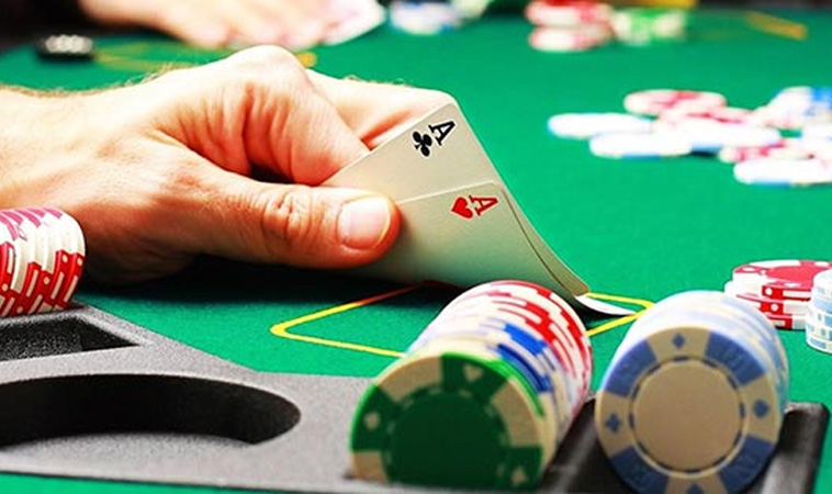 Hướng dẫn người chơi cách chơi poker chi tiết